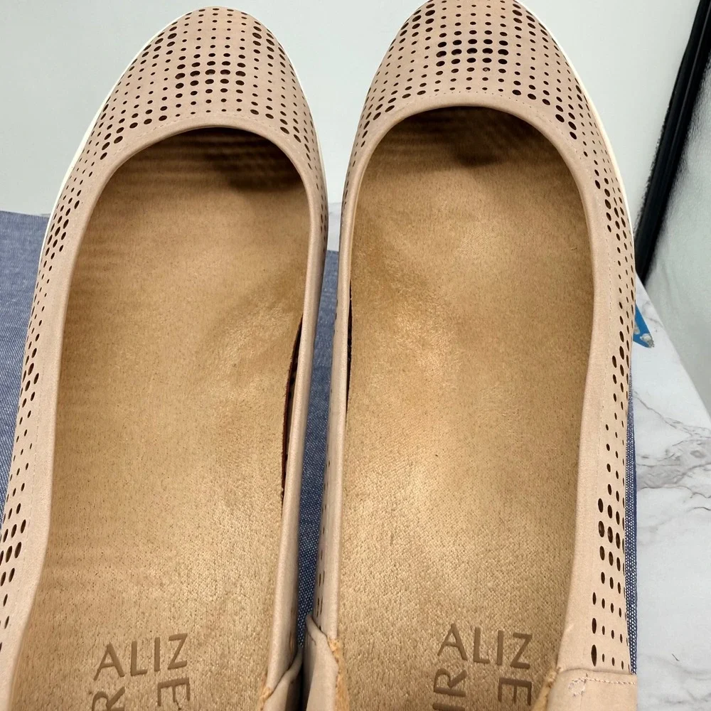 Naturalizer Sam 2 Women 11M Beige Perforated Wedge Ballet Flats Shoes Faux Suede